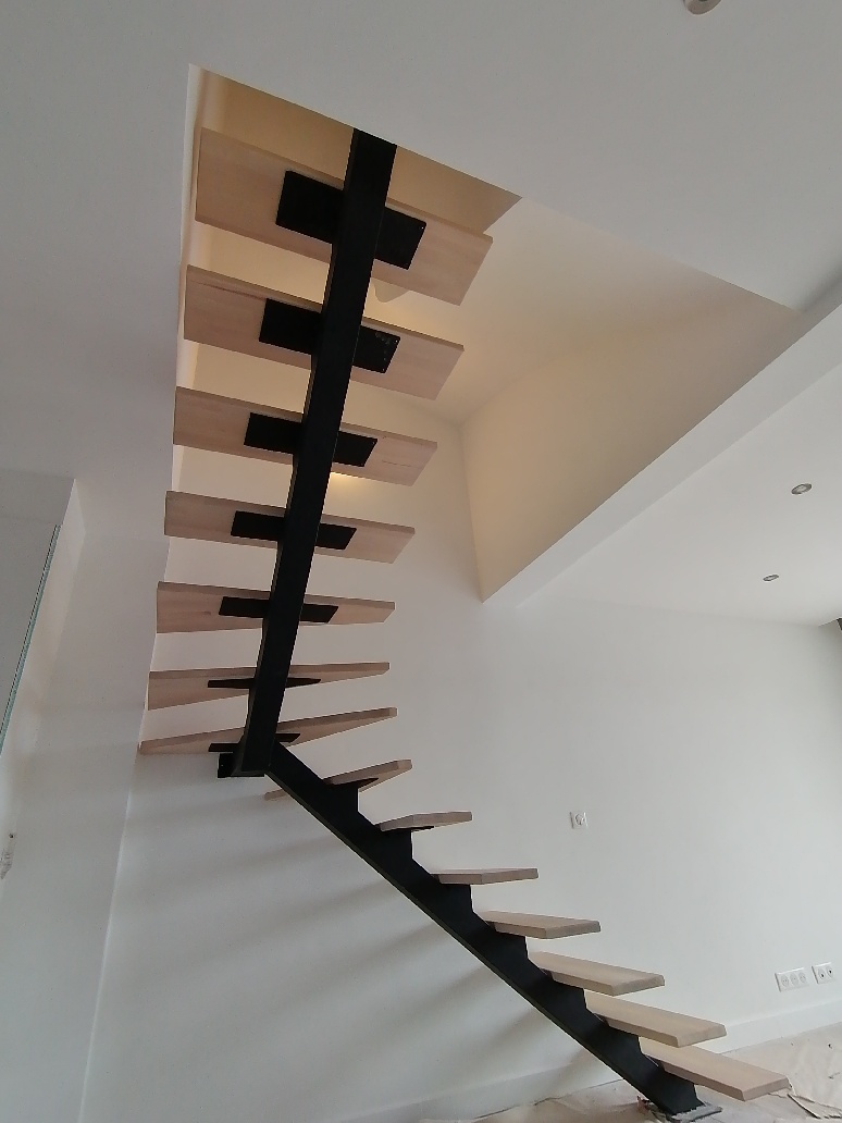 escalier en bois, structure en métal