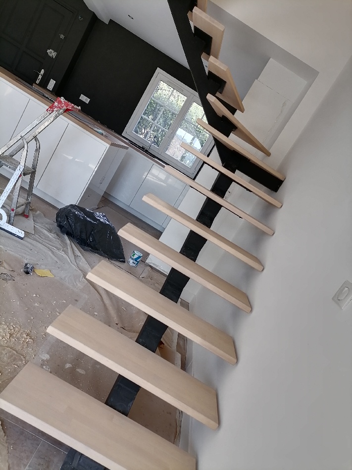 chantier d'un escalier design en bois et en métal